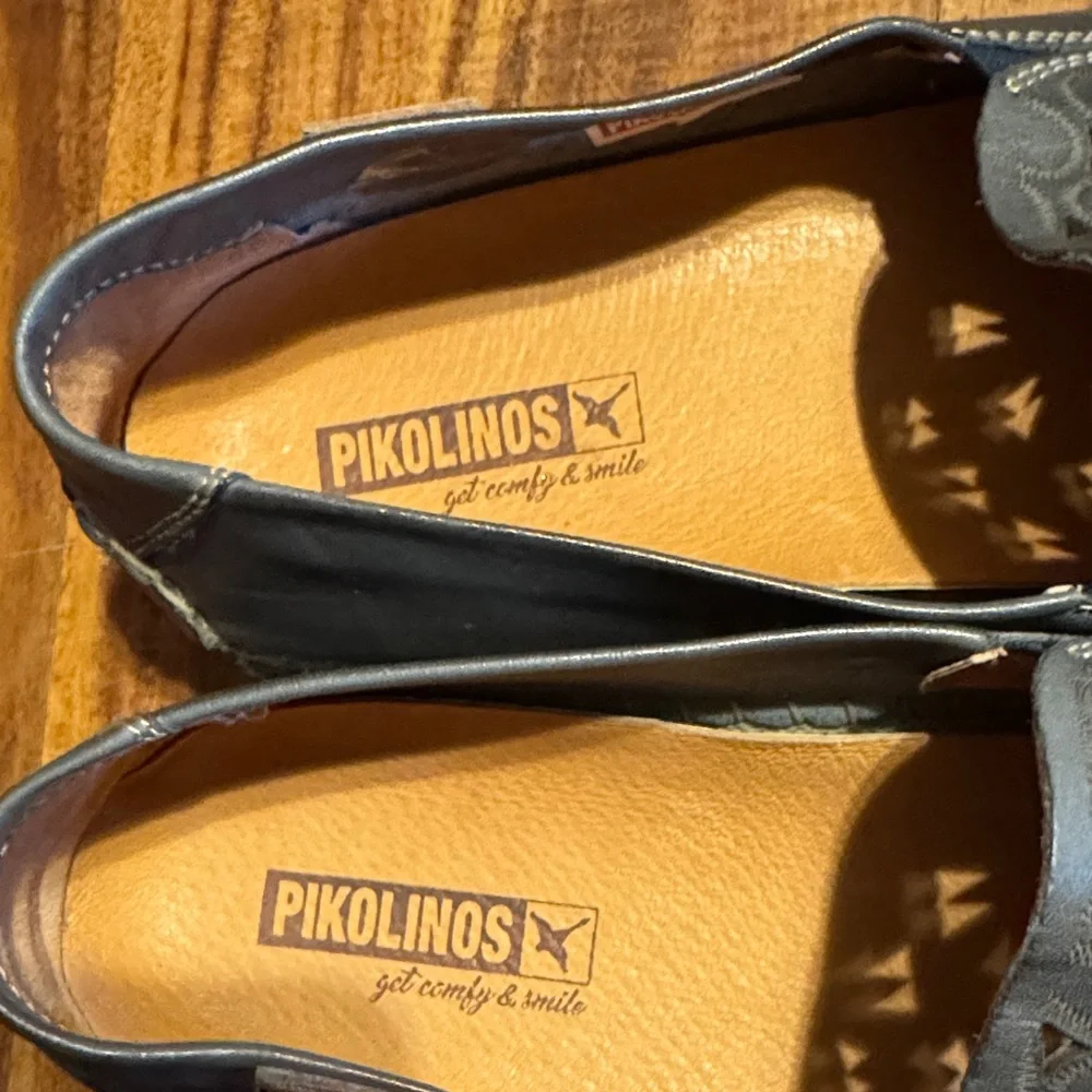 PIKOLINOS Men's Dark Gray Cut-Out Loafers